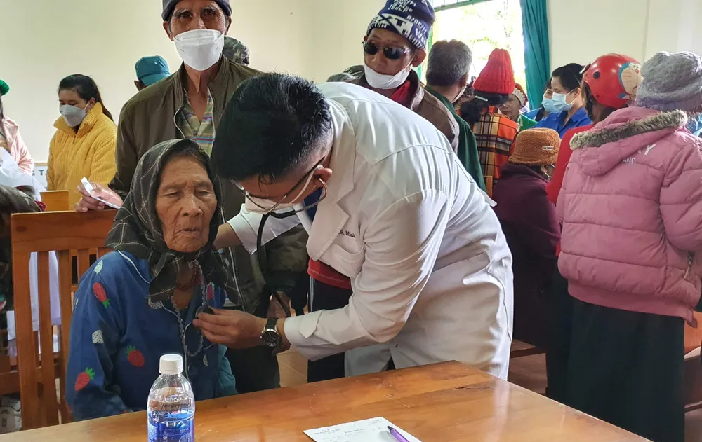 Báo SGGP phối hợp Bệnh viện Đa khoa Lâm Đồng trao quà, khám bệnh miễn phí đồng bào khó khăn ảnh 7