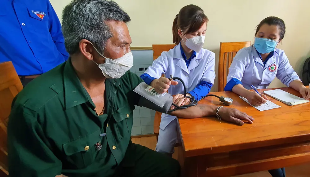 Báo SGGP phối hợp Bệnh viện Đa khoa Lâm Đồng trao quà, khám bệnh miễn phí đồng bào khó khăn ảnh 6