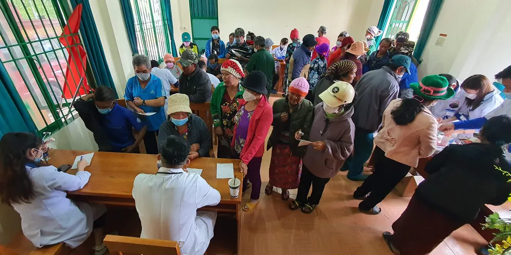 Báo SGGP phối hợp Bệnh viện Đa khoa Lâm Đồng trao quà, khám bệnh miễn phí đồng bào khó khăn ảnh 5