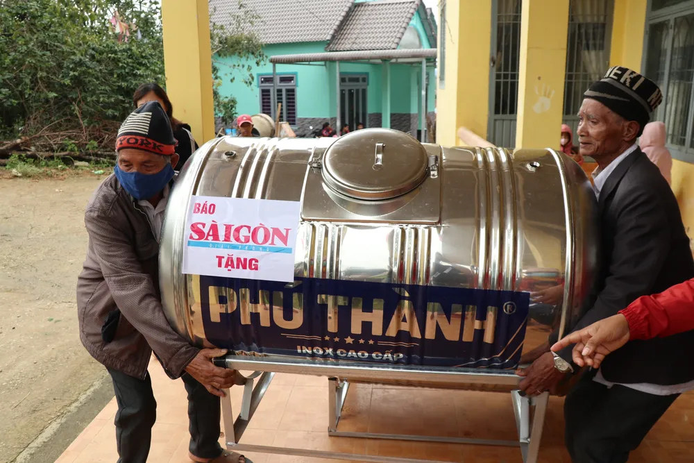 Báo SGGP phối hợp Bệnh viện Đa khoa Lâm Đồng trao quà, khám bệnh miễn phí đồng bào khó khăn ảnh 4