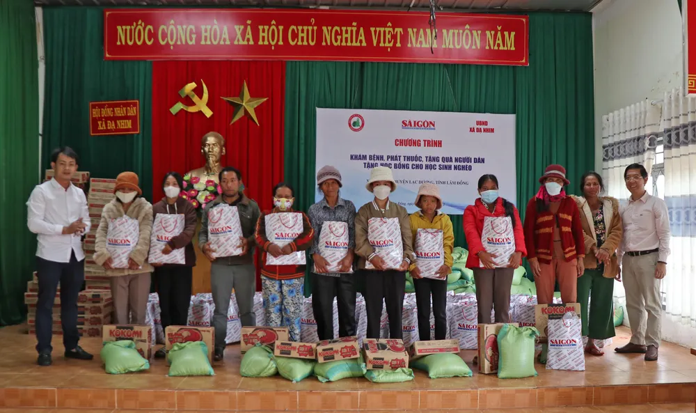 Báo SGGP phối hợp Bệnh viện Đa khoa Lâm Đồng trao quà, khám bệnh miễn phí đồng bào khó khăn ảnh 1