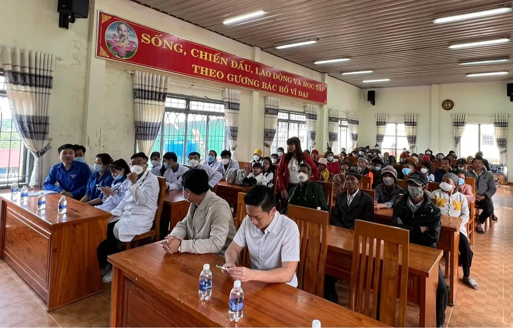 Báo SGGP phối hợp Bệnh viện Đa khoa Lâm Đồng trao quà, khám bệnh miễn phí đồng bào khó khăn ảnh 3