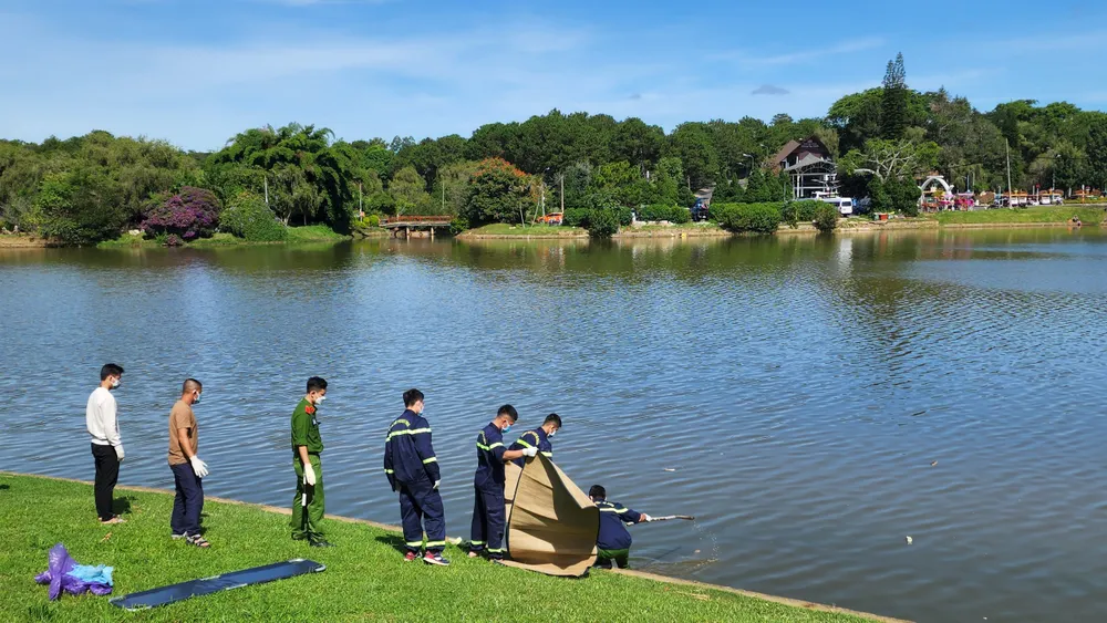 Phát hiện thi thể người đàn ông chưa rõ danh tính trên hồ Xuân Hương – Đà Lạt ảnh 1