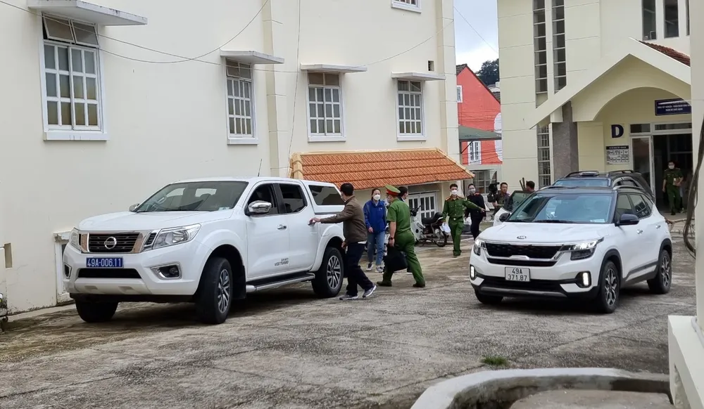 Bắt 2 nhân viên CDC tỉnh Lâm Đồng ảnh 1