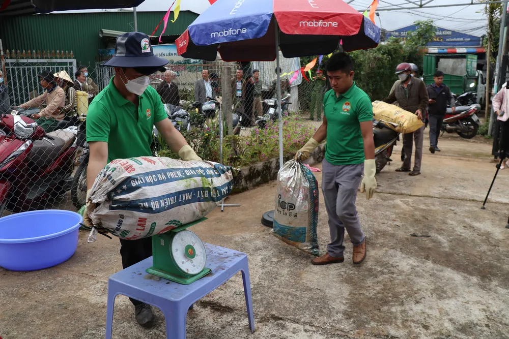 Nông dân Đà Lạt đổi vỏ thuốc bảo vệ thực vật lấy quà ảnh 2