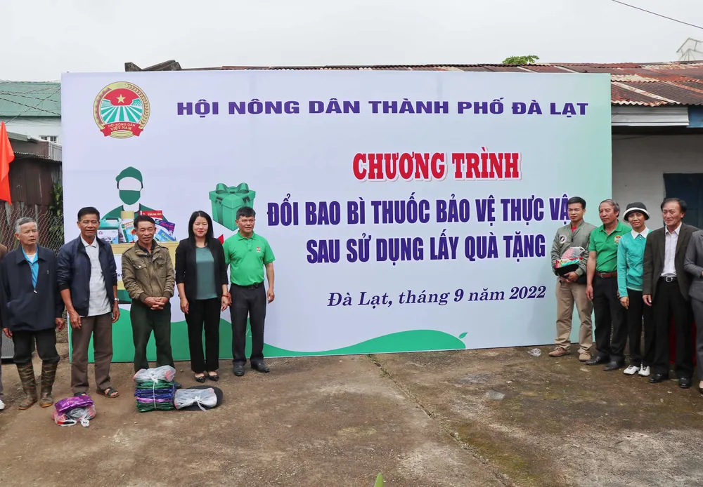 Nông dân Đà Lạt đổi vỏ thuốc bảo vệ thực vật lấy quà ảnh 3