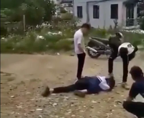 Mâu thuẫn trên mạng xã hội, hai học sinh ở Đà Lạt bị đánh nhập viện ảnh 1