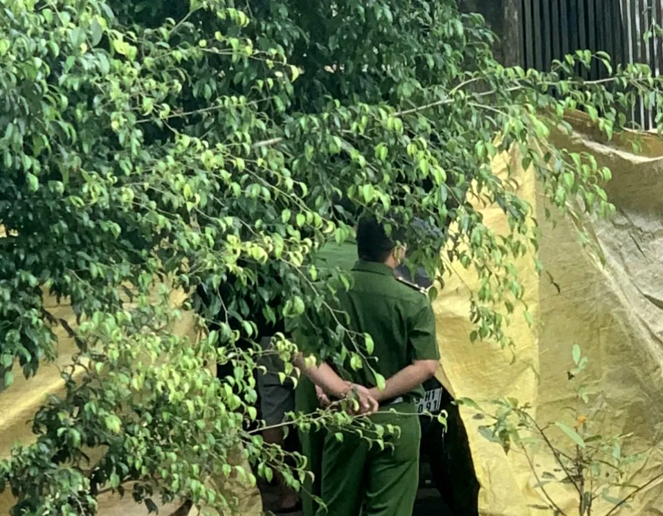 Nghi án cha dượng bắn chết con riêng của vợ rồi tự sát trong nhà ảnh 1