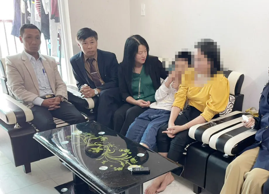 TP Đà Lạt thăm, động viên cháu bé bị bố dùng dây lưng bạo hành, lôi ra đường ảnh 1