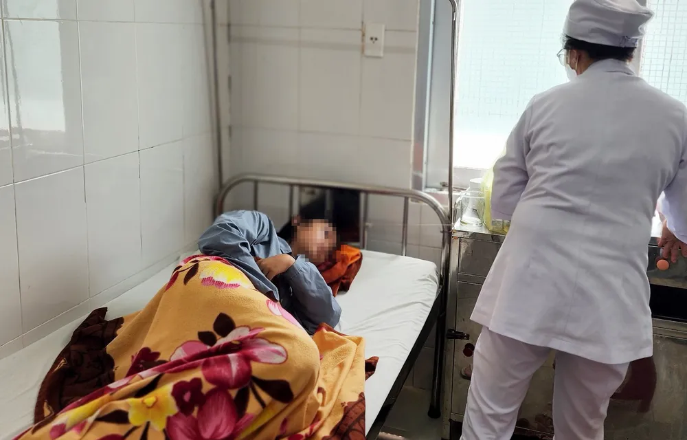 Nữ sinh lớp 7 bị đánh hội đồng nhập viện ảnh 1