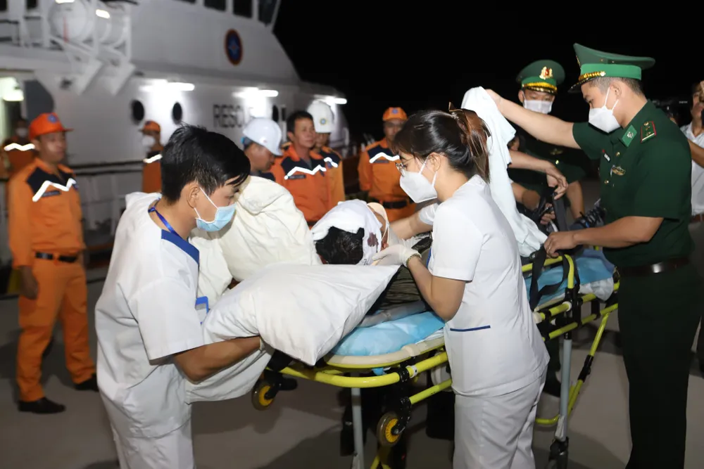 Cứu sống hai thuyền viên nước ngoài gặp nạn trên biển ảnh 1