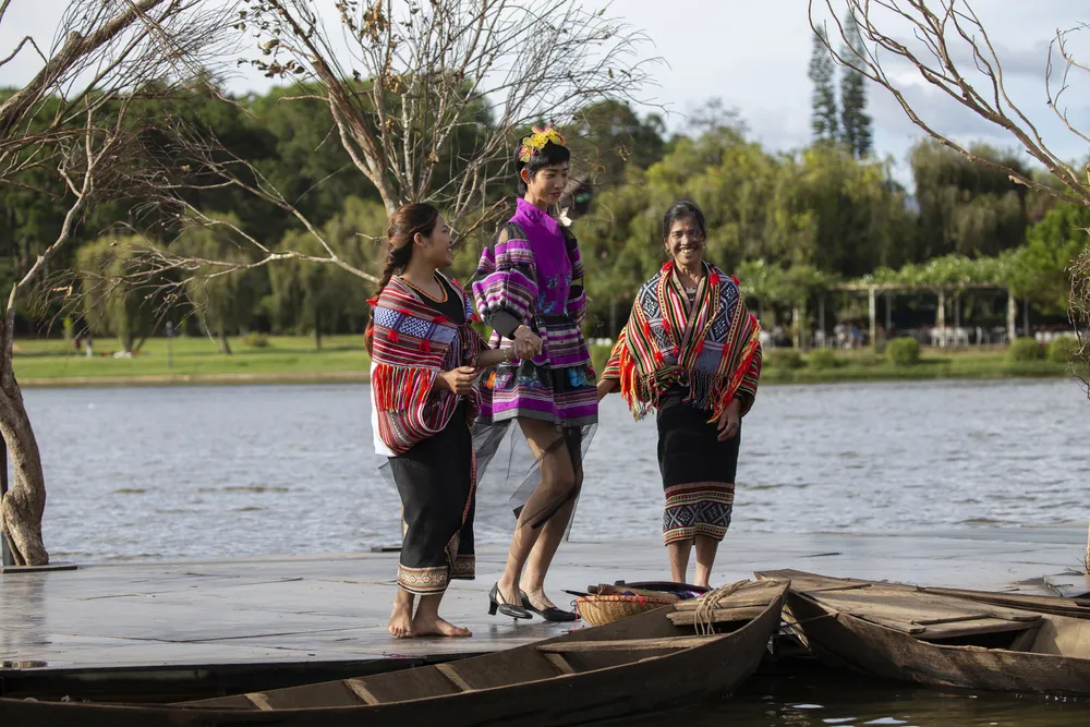 Trình diễn nghệ thuật trên mặt hồ Xuân Hương – Đà Lạt ảnh 3