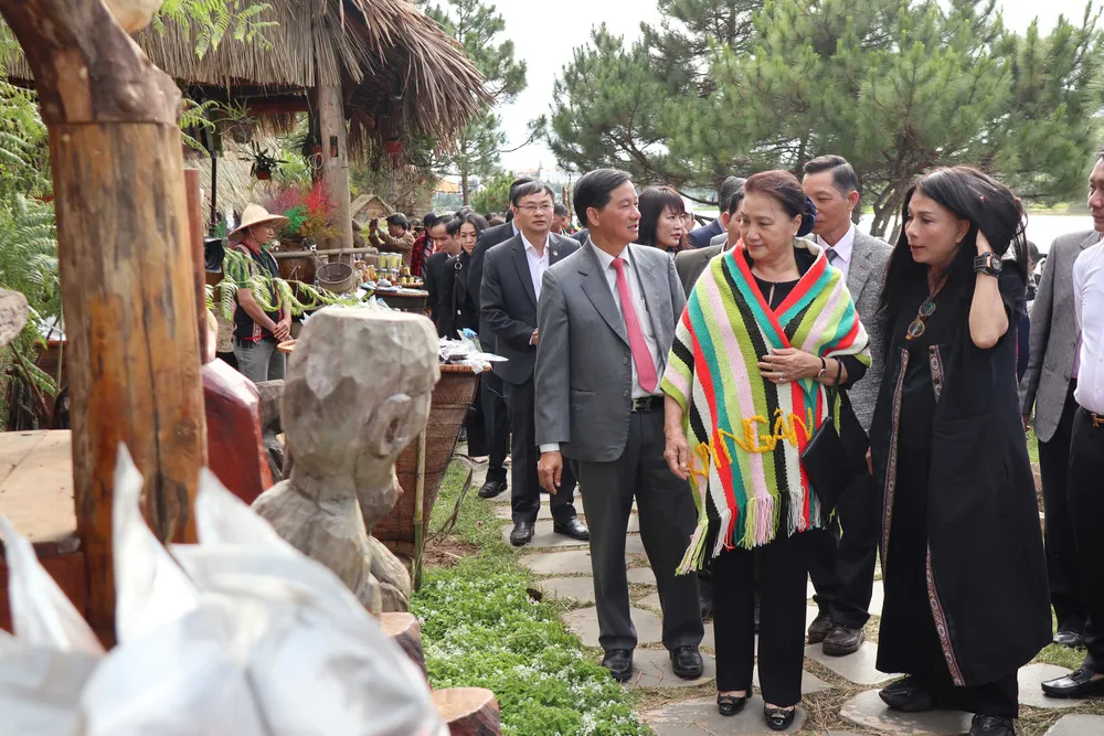 Trình diễn nghệ thuật trên mặt hồ Xuân Hương – Đà Lạt ảnh 1