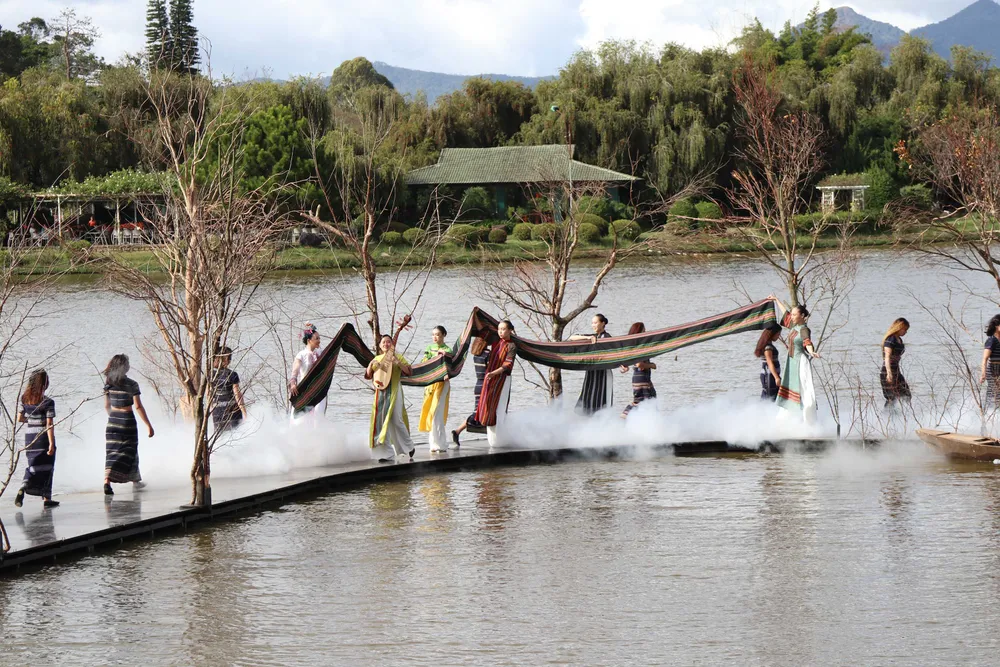 Trình diễn nghệ thuật trên mặt hồ Xuân Hương – Đà Lạt ảnh 8