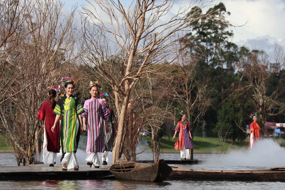 Trình diễn nghệ thuật trên mặt hồ Xuân Hương – Đà Lạt ảnh 5