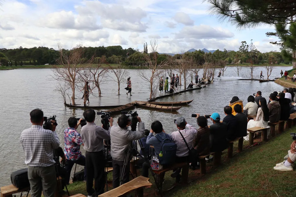 Trình diễn nghệ thuật trên mặt hồ Xuân Hương – Đà Lạt ảnh 10