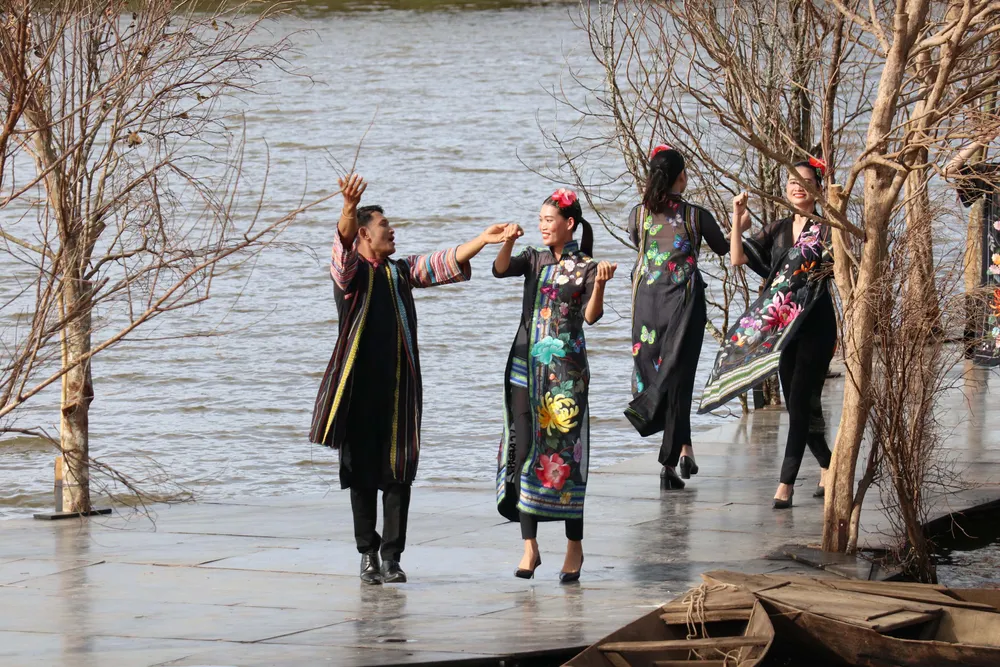 Trình diễn nghệ thuật trên mặt hồ Xuân Hương – Đà Lạt ảnh 6