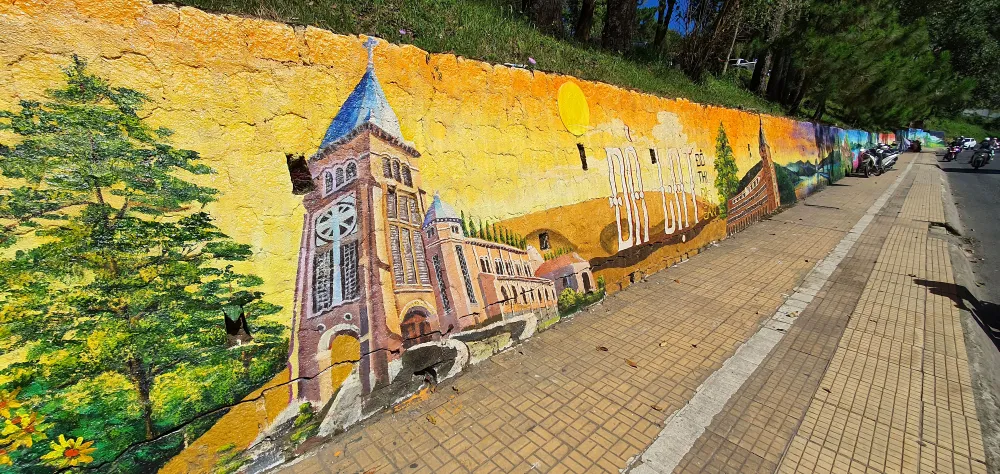 Loạt tranh trên bờ taluy tô điểm Đà Lạt ảnh 1