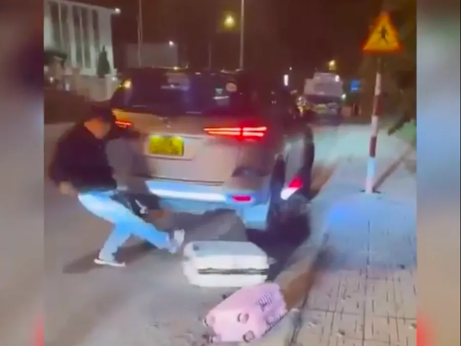 Sau khi văng tục, tài xế taxi đã ném và đá vào hành lý của du khách ở Đà Lạt. Ảnh chụp lại màn hình