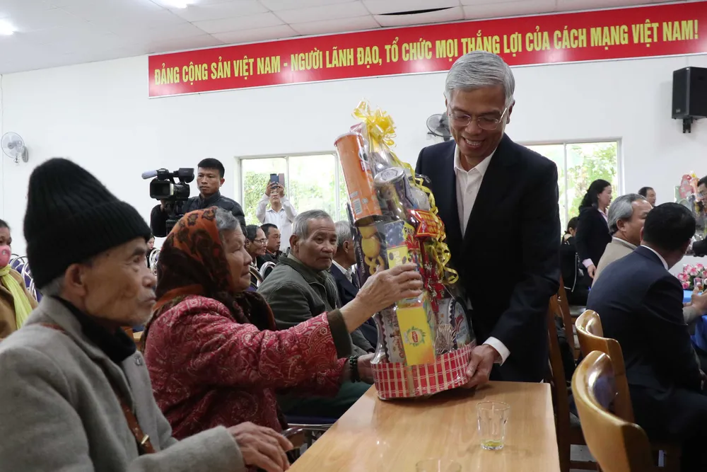 Phó Chủ tịch UBND TPHCM Võ Văn Hoan thăm hỏi, trao quà cho các gia đình người có công và thân nhân người có công với cách mạng tại TP Đà Lạt. Ảnh: ĐOÀN KIÊN