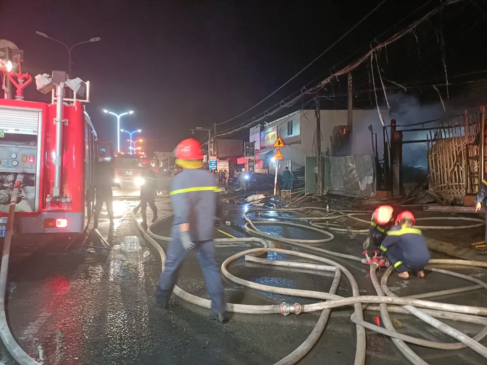 Hàng chục cán bộ, chiến sĩ được điều động tới hiện trường để chữa cháy Hàng chục cán bộ, chiến sĩ được điều động tới hiện trường để chữa cháy