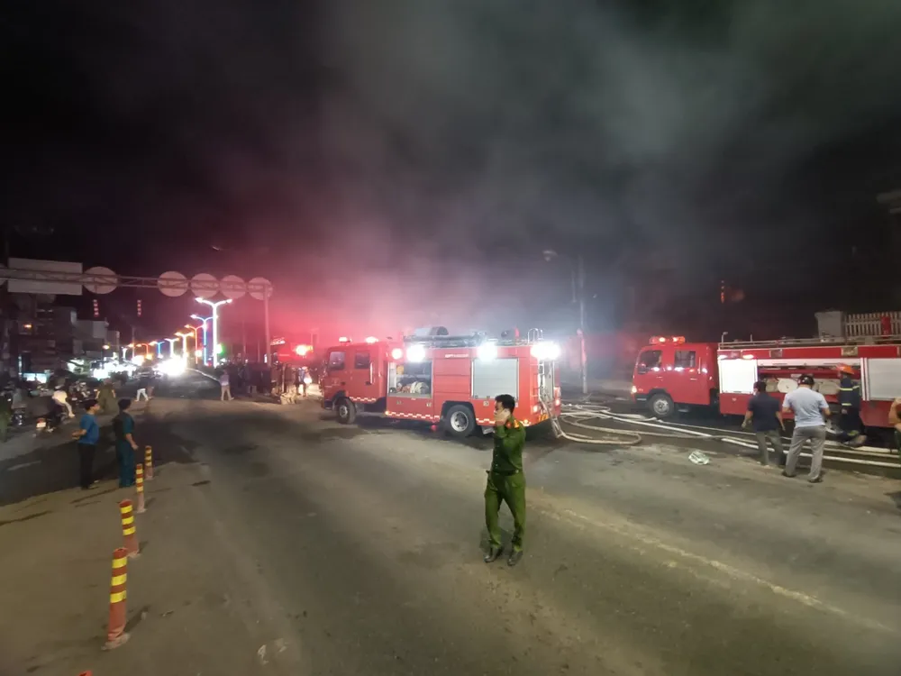 Hiện trường vụ hỏa hoạn ngay cạnh quốc lộ 1A Hiện trường vụ hỏa hoạn ngay cạnh quốc lộ 1A