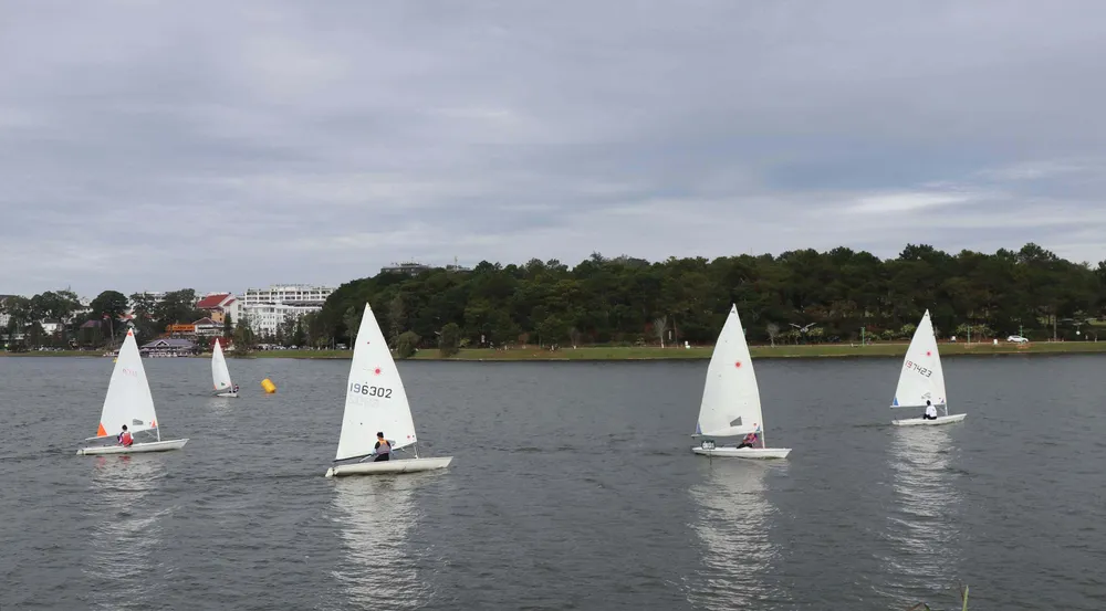 Trình diễn thuyền buồm trên hồ Xuân Hương trong ngày 31-12. Ảnh: ĐOÀN KIÊN