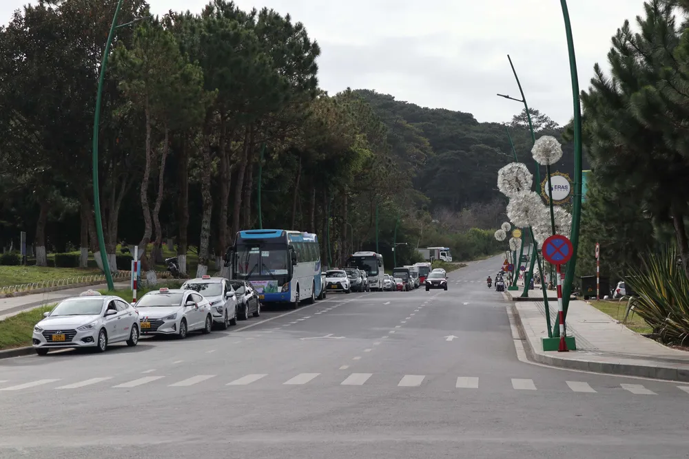 Đường kế bên quảng trường Lâm Viên - Đà Lạt thông thoáng trong buổi sáng 31-12. Ảnh: ĐOÀN KIÊN