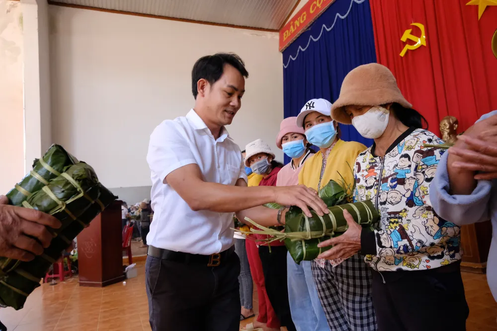 Đại diện Báo SGGP trao bánh cho bà con khó khăn