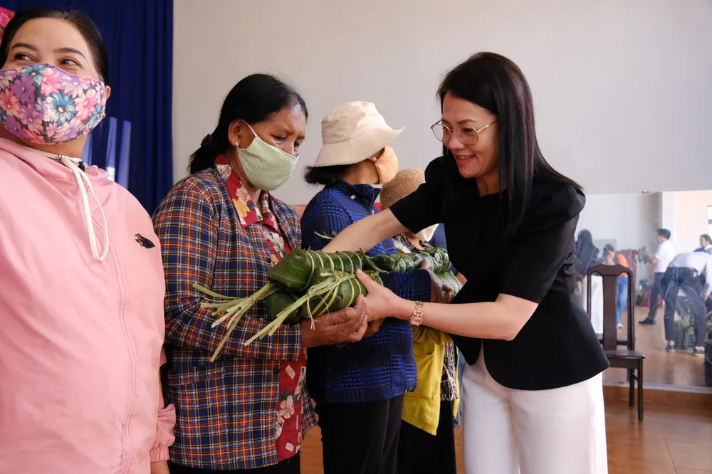 Bà Hồ Lan, Tổng Biên tập Báo Lâm Đồng trao bánh tét tại chương trình