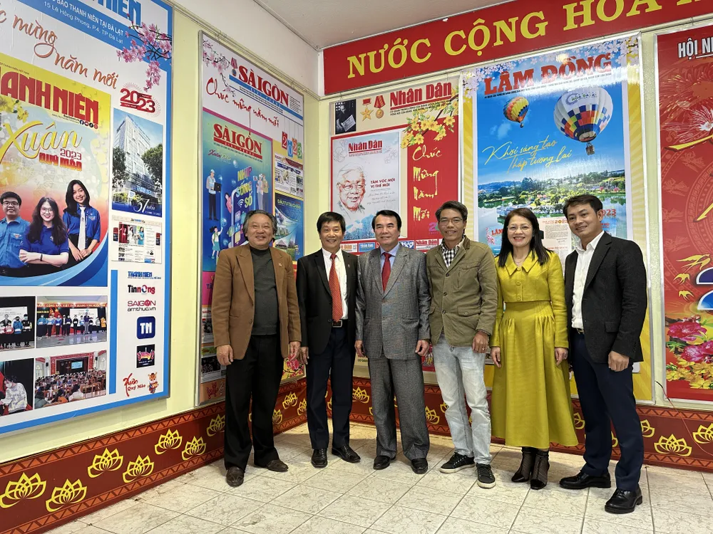 Lãnh đạo tỉnh Lâm Đồng chụp ảnh lưu niệm bên pano các cơ quan báo chí tại Hội Báo Xuân