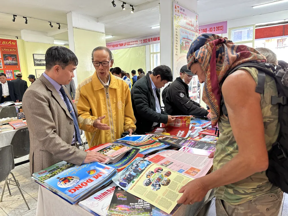 Bạn đọc tham quan tại Hội Báo Xuân Lâm Đồng