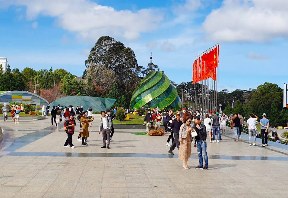 Du khách tham quan tại Quảng trường Lâm Viên – Đà Lạt Du khách tham quan tại Quảng trường Lâm Viên – Đà Lạt