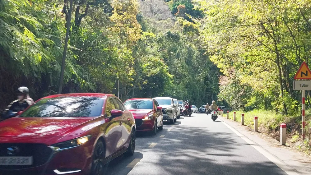 Dòng phương tiện nối đuôi nhau từ các tỉnh, thành phía Nam lên đèo Prenn vào TP Đà Lạt Dòng phương tiện nối đuôi nhau từ các tỉnh, thành phía Nam lên đèo Prenn vào TP Đà Lạt