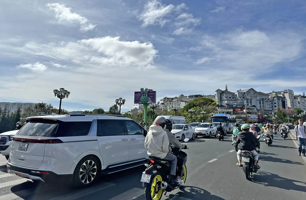 Khu vực cầu Ông Đạo chiều ngày 25-1, lượng phương tiện tham gia giao thông đã bớt áp lực hơn so với thời điểm buổi sáng cùng ngày Khu vực cầu Ông Đạo chiều ngày 25-1, lượng phương tiện tham gia giao thông đã bớt áp lực hơn so với thời điểm buổi sáng cùng ngày