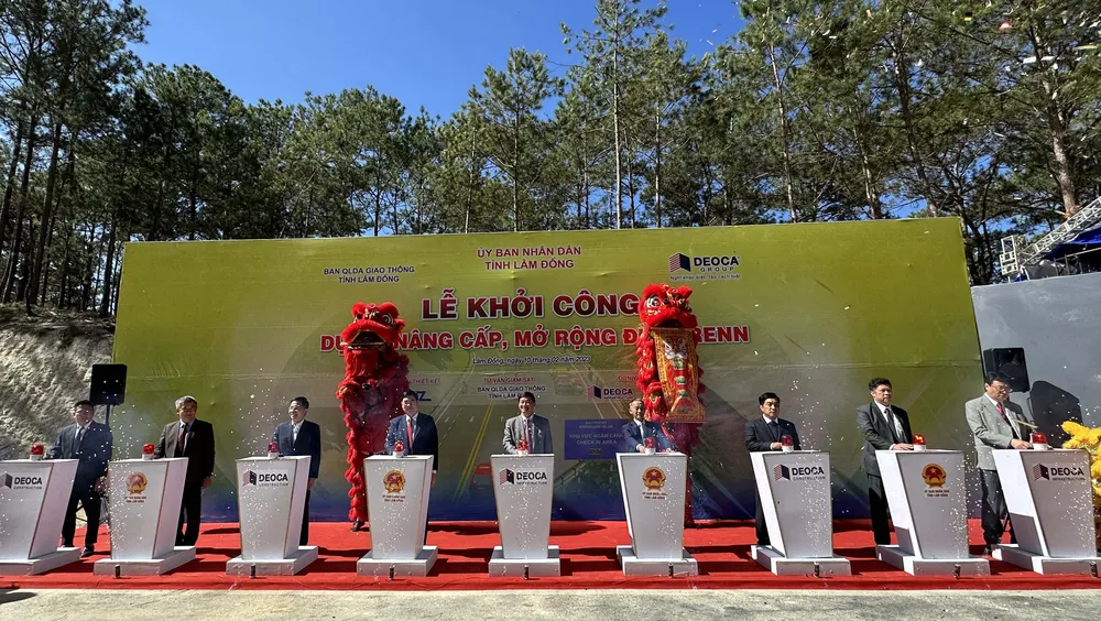 Các đại biểu bấm nút khởi công dự án nâng cấp, mở rộng đèo Prenn