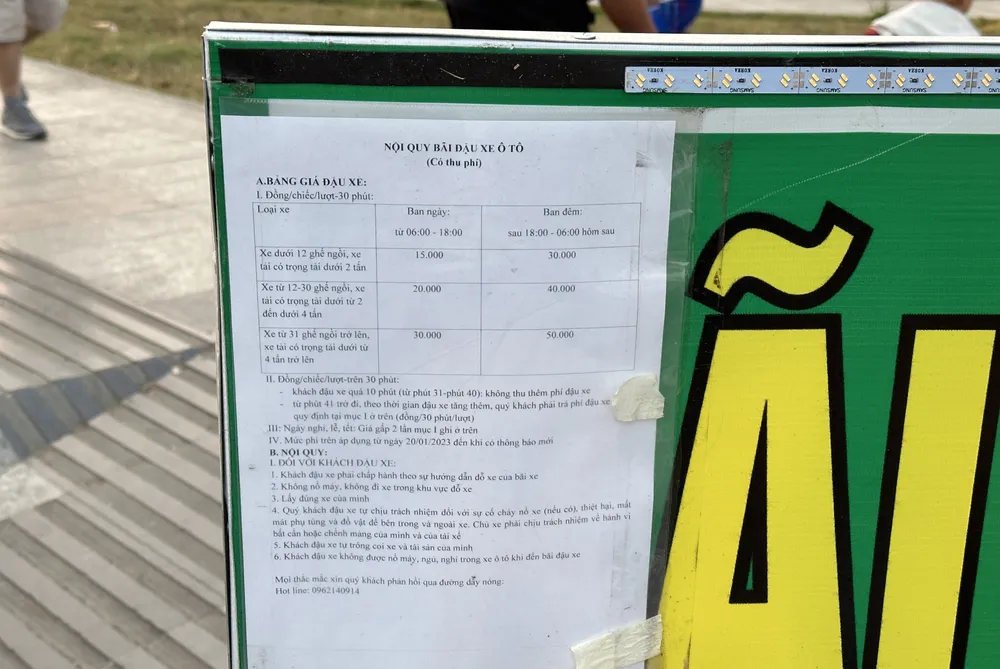 Bảng giá được các bãi niêm yết công khai với mức giá, khung giờ và cả các lượt gửi nếu quá thời gian. Ảnh: ĐOÀN KIÊN