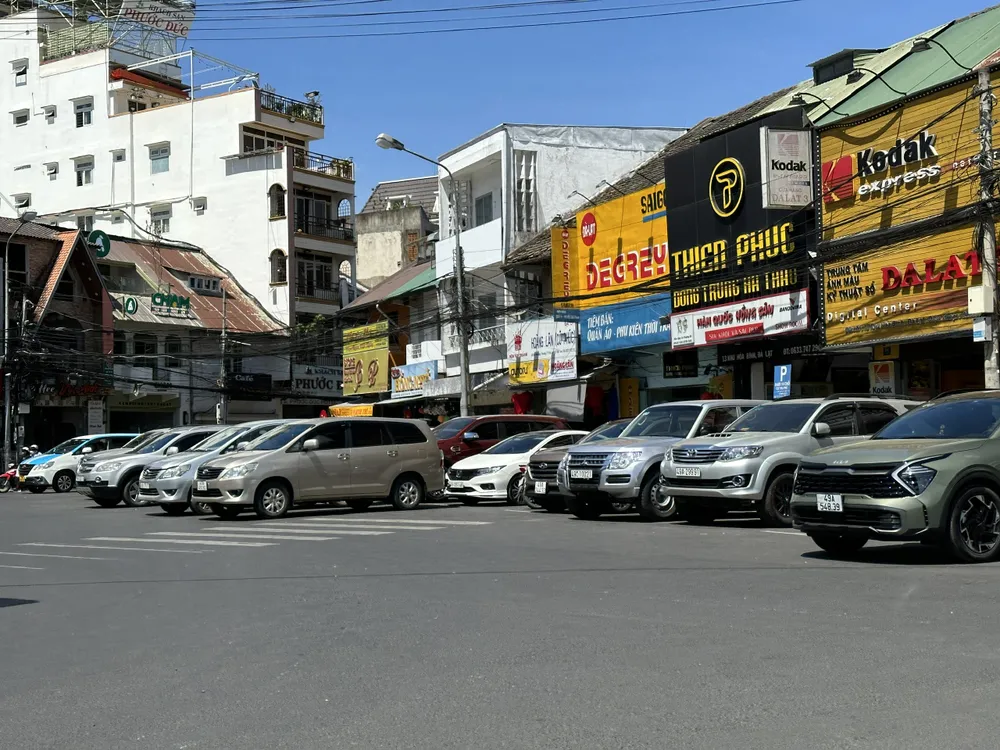 Điểm giữ xe rộng 309 m2 trước khu triển lãm Hòa Bình của bà Đinh Thị Bích Thảo trúng thầu. Ảnh: ĐOÀN KIÊN