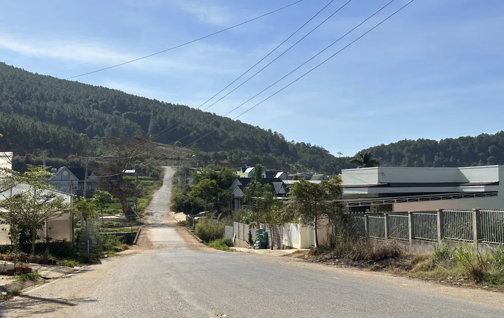 Đường vào khu tái định canh đất sản xuất cho các hộ dân. Ảnh: ĐOÀN KIÊN