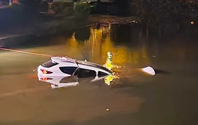 Hiện trường vụ xe ô tô rơi xuống hồ Xuân Hương Hiện trường vụ xe ô tô rơi xuống hồ Xuân Hương