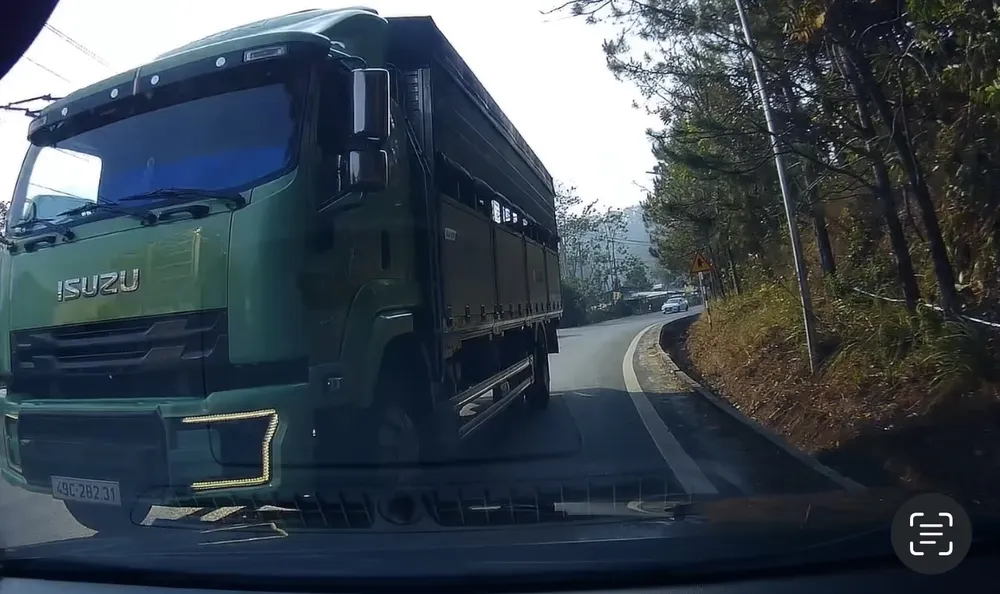 Xe tải vượt ẩu khu vực khuất tầm nhìn chèn ép xe ở làn đối diện trên đèo Mimosa Xe tải vượt ẩu khu vực khuất tầm nhìn chèn ép xe ở làn đối diện trên đèo Mimosa