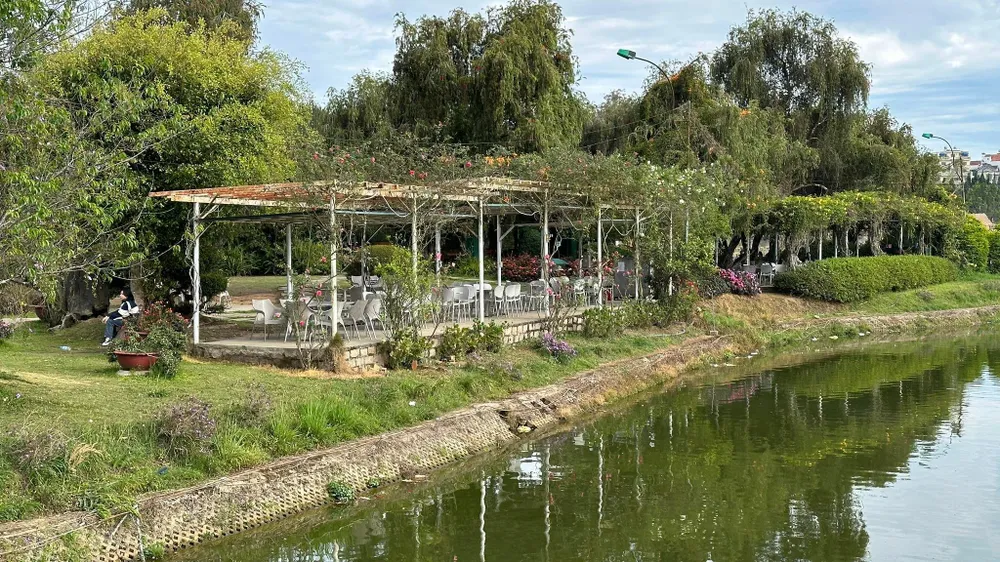 Hiện trạng ốc đảo Bích Câu hồi đầu tháng 3-3023. Ảnh: ĐOÀN KIÊN