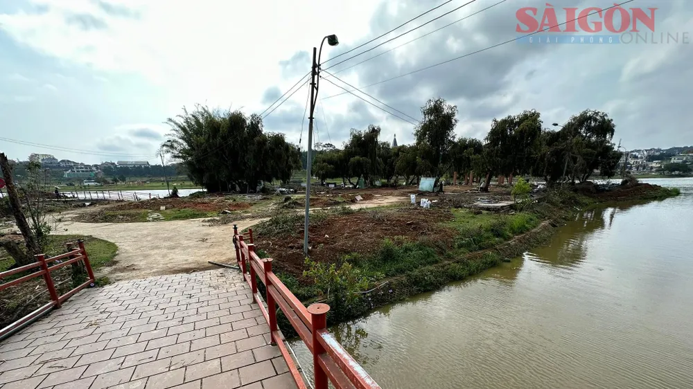 Ốc đảo Bích Câu sáng 28-3. Ảnh: ĐOÀN KIÊN