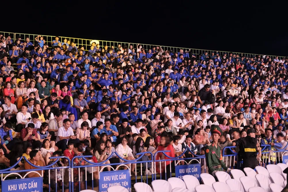 Lễ kỷ niệm thu hút hàng ngàn người dân, du khách đến theo dõi tại Quảng trường 2 tháng 4, TP Nha Trang (Khánh Hòa)