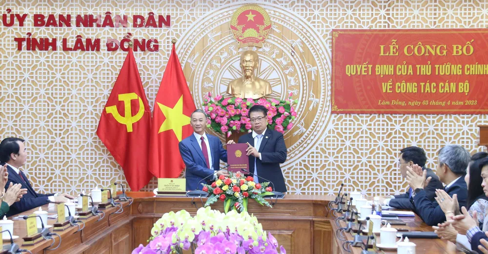 Ông Nguyễn Ngọc Phúc (bên phải) nhận quyết định phê chuẩn kết quả bầu chức vụ Phó Chủ tịch UBND tỉnh Lâm Đồng Ông Nguyễn Ngọc Phúc (bên phải) nhận quyết định phê chuẩn kết quả bầu chức vụ Phó Chủ tịch UBND tỉnh Lâm Đồng