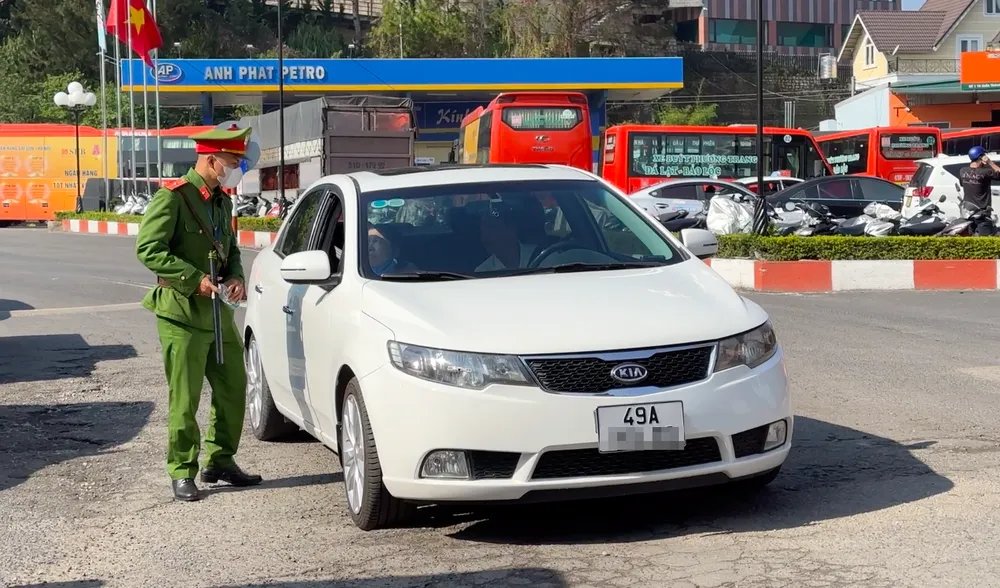 Công an khám xét các trung tâm đăng kiểm ở Lâm Đồng ảnh 2 Công an khám xét các trung tâm đăng kiểm ở Lâm Đồng ảnh 2