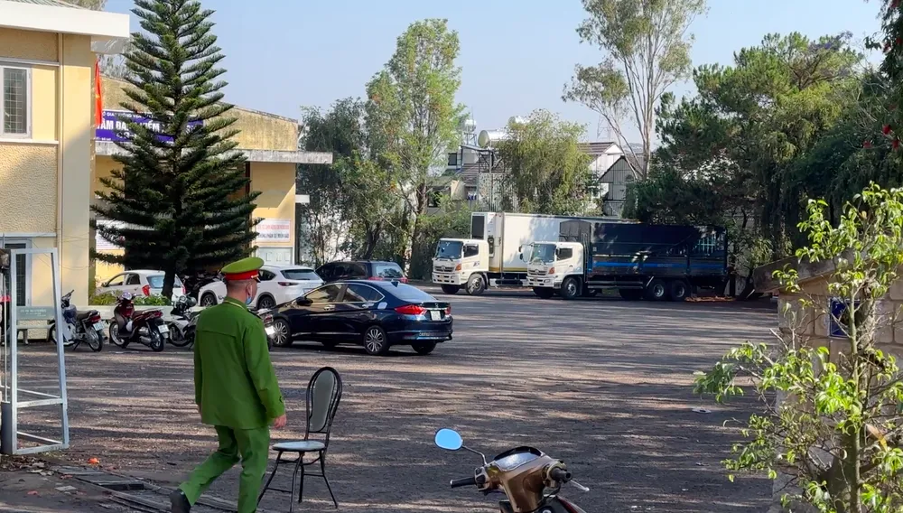 Công an khám xét tại Trung tâm đăng kiểm xe cơ giới đóng 4901S. Ảnh: Đ.K. Công an khám xét tại Trung tâm đăng kiểm xe cơ giới đóng 4901S. Ảnh: Đ.K.