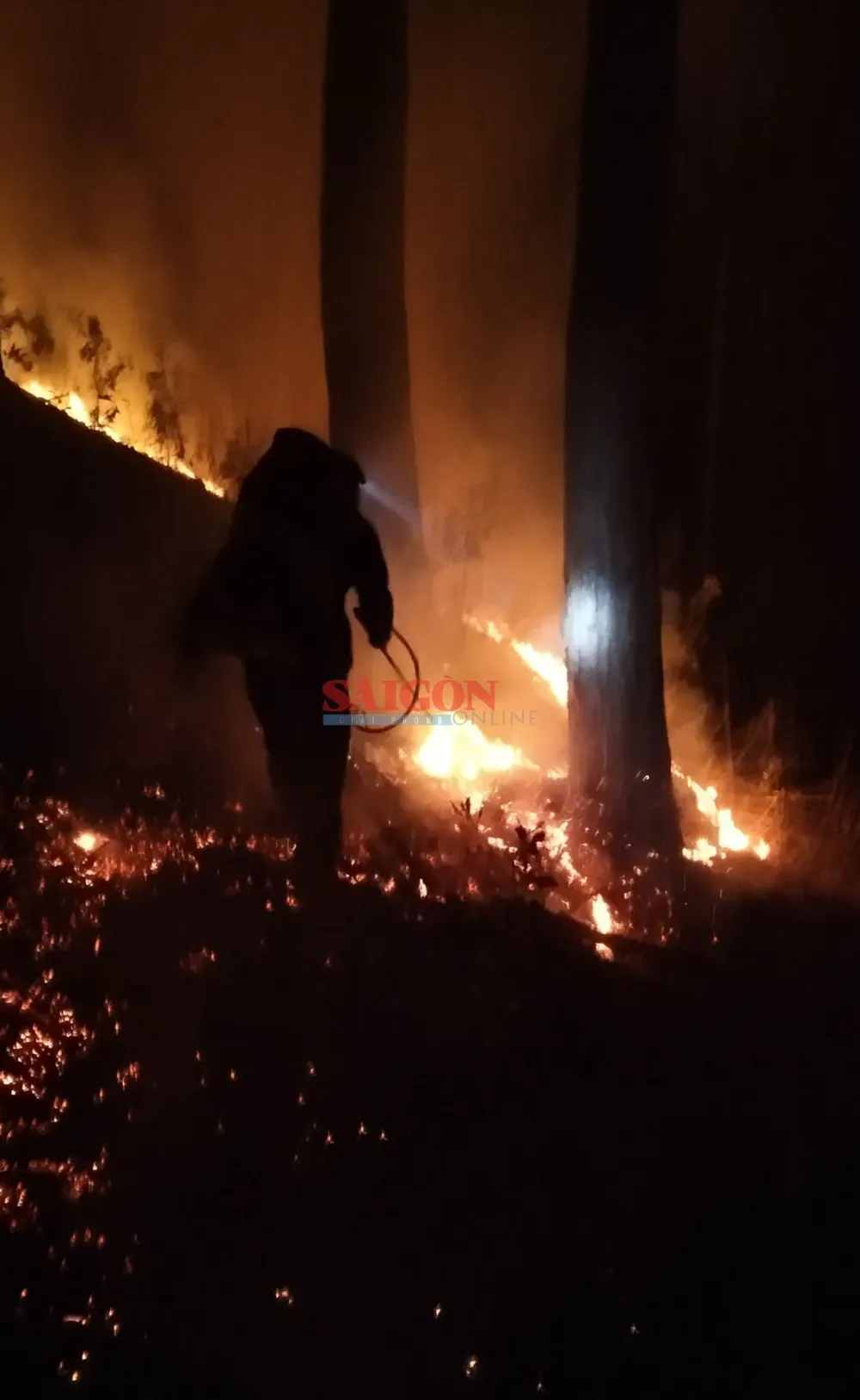 Bất chấp nguy hiểm, lực lượng cứu hộ vẫn đang tích cực khống chế ngọn lửa trong tối 7-4. Ảnh: CTV