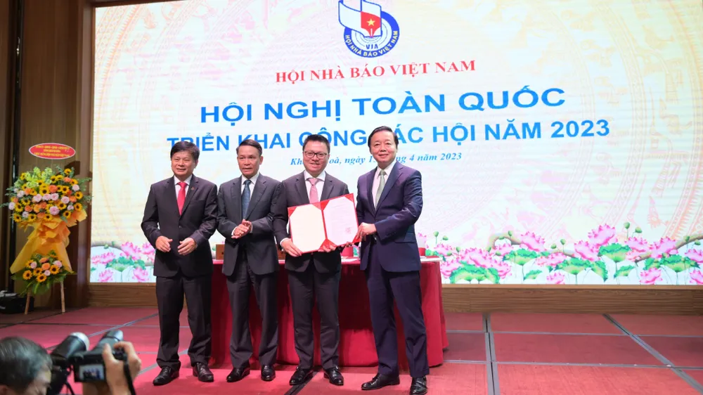 Phó Thủ tướng Trần Hồng Hà trao quyết định phê duyệt điều lệ Hội Nhà báo Việt Nam