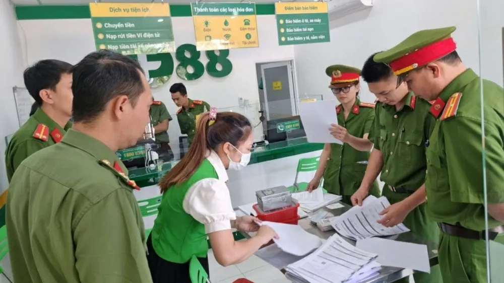 Cơ quan công an tiến hành kiểm tra tại các cơ sở của Công ty tài chính F88 trên địa bàn Lâm Đồng